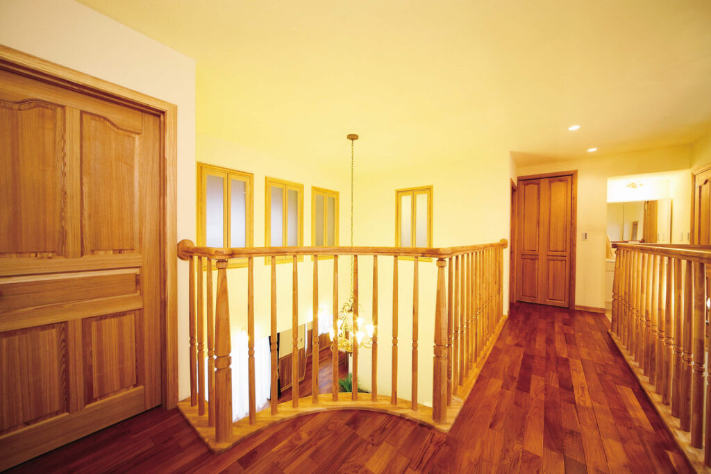 構造と性能で快適さと楽しい暮らしを追求したガレージハウスの吹き抜けを横断する空中廊下