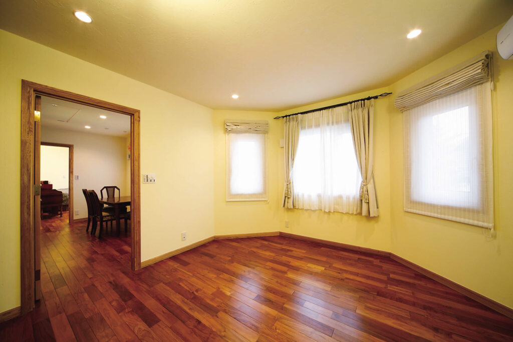 構造と性能で快適さと楽しい暮らしを追求したガレージハウスの断熱性能の高い窓サッシ