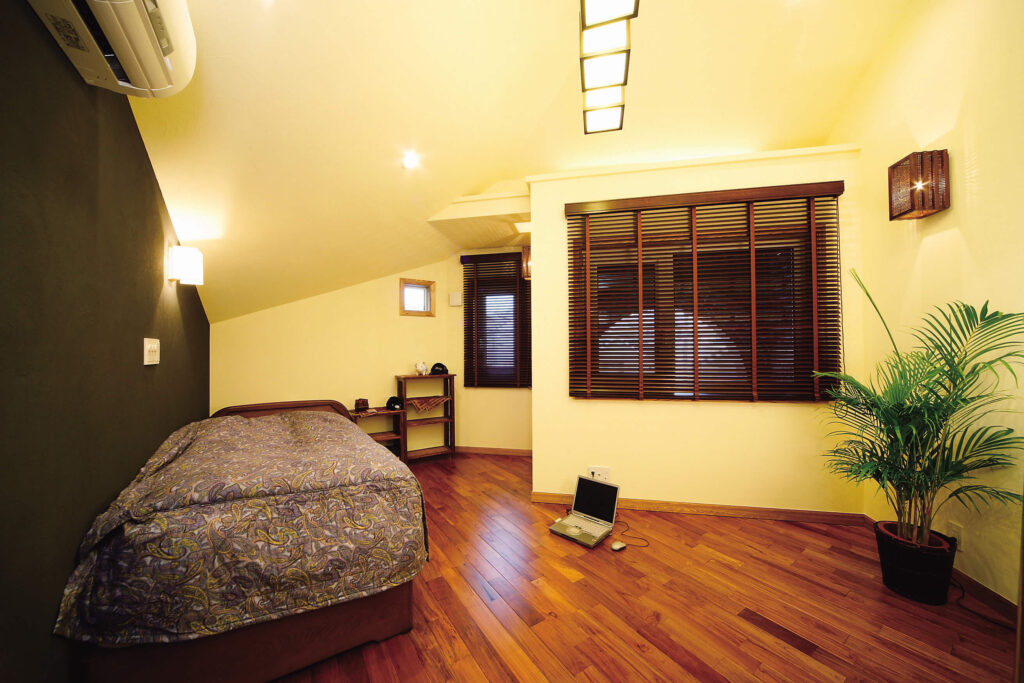 構造と性能で快適さと楽しい暮らしを追求したガレージハウスのリゾートホテルのような一室