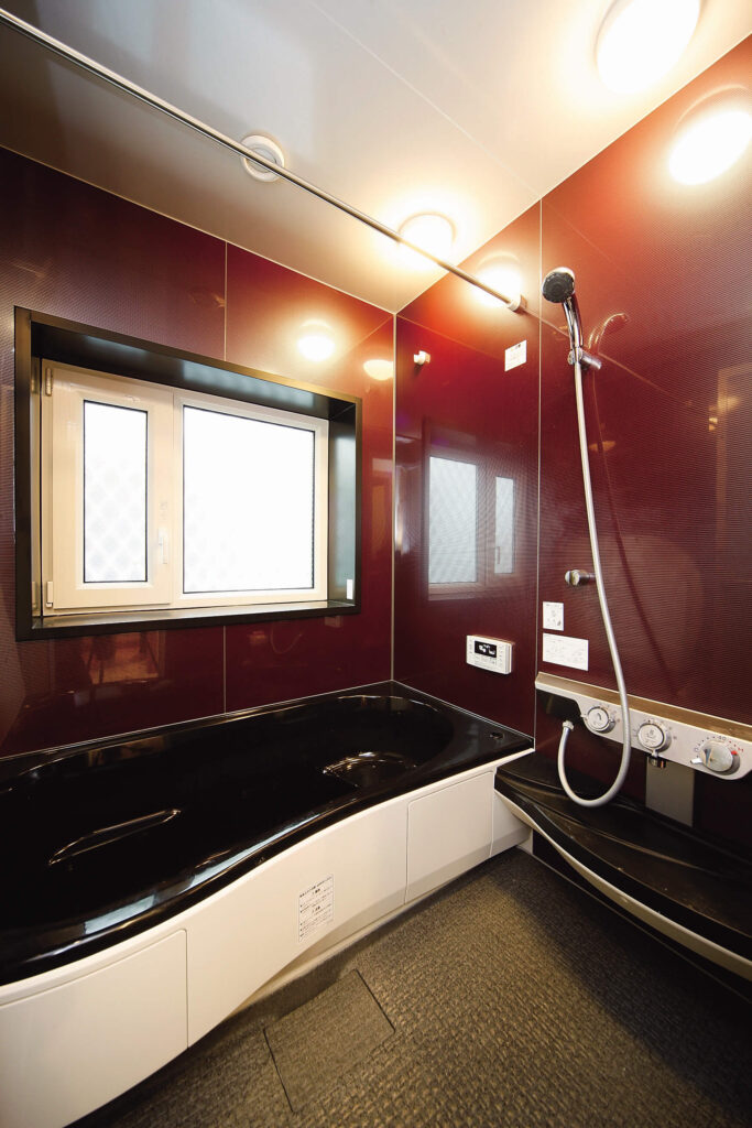 構造と性能で快適さと楽しい暮らしを追求したガレージハウスの落ち着いた雰囲気のバスルーム