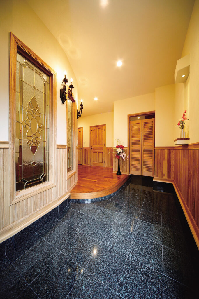 構造と性能で快適さと楽しい暮らしを追求したガレージハウスの大理石を敷き詰めた広い玄関ホール