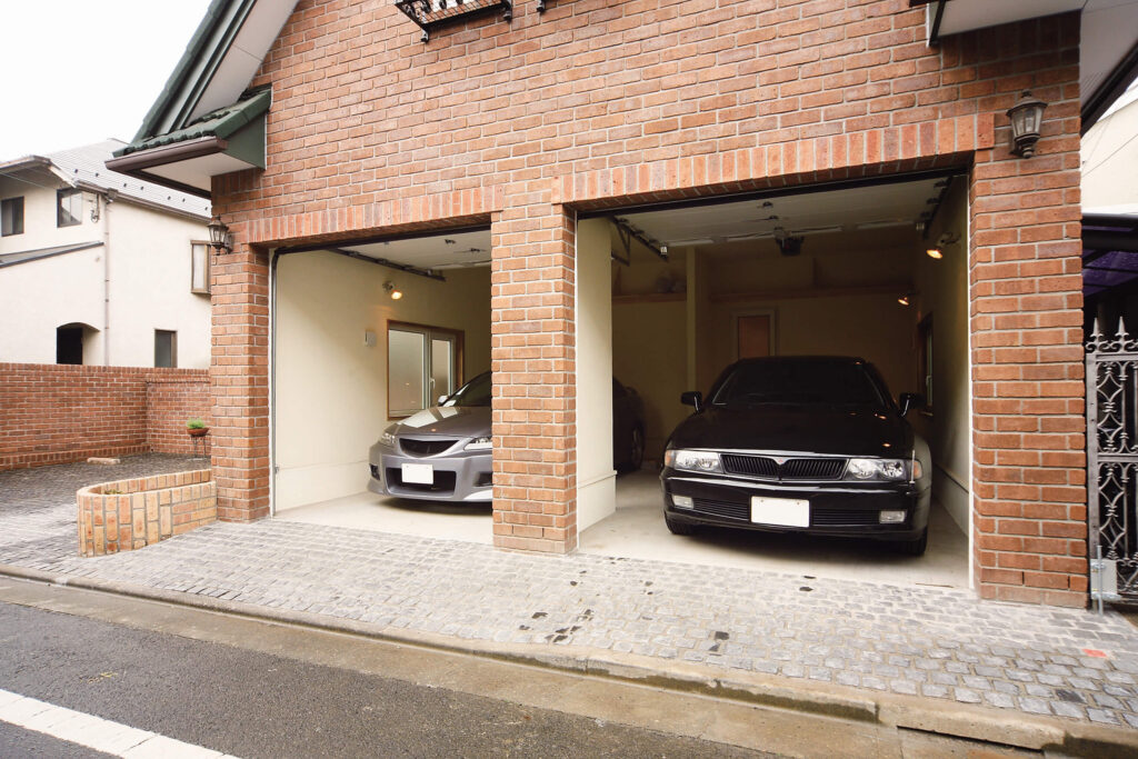 構造と性能で快適さと楽しい暮らしを追求したガレージハウスの室内側からもアプローチできるガレージ