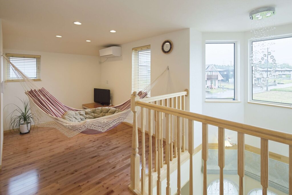 永く住み続けるからこそ重視した健やかに暮らせる家の吹き抜けからつながる2階フリースペース