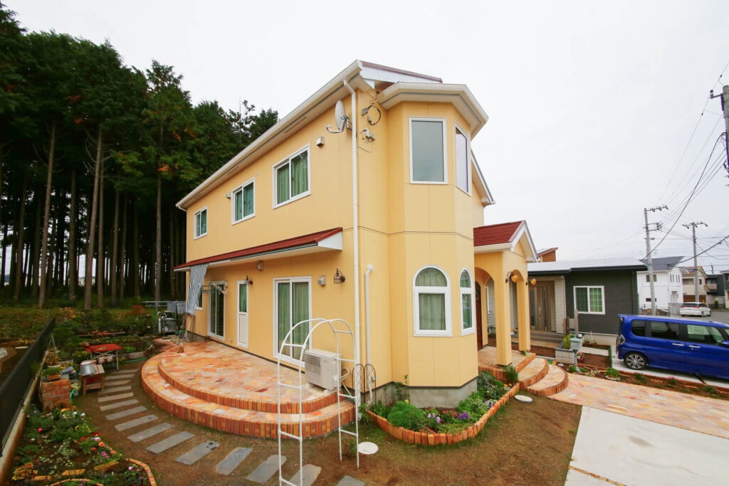 永く住み続けるからこそ重視した健やかに暮らせる家の庭とつながる円形のタイルデッキ