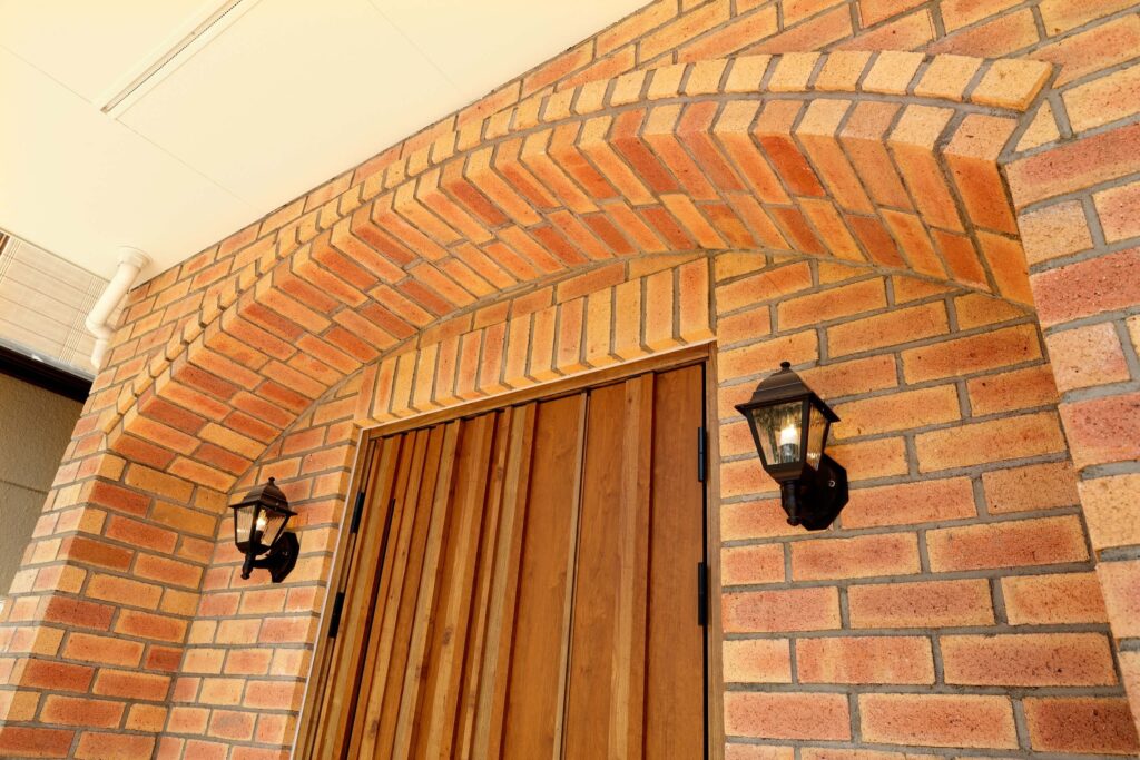 素材から考えた健康を育むレンガ積みの家の印象的な玄関のアーチ